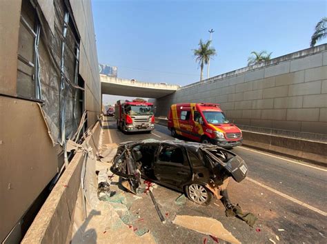 Carro Cai De Viaduto E Motorista Fica Preso Nas Ferragens Em Goi Nia