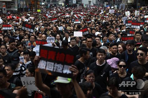 香港で新たな大規模デモ、15日夜には抗議活動中の男性1人死亡 写真33枚 国際ニュース：afpbb News