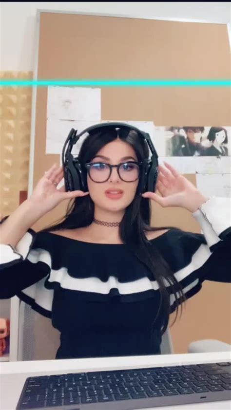 Sssniperwolf On Tiktok Sssniperwolf Hottest Female Celebrities Outfits For Teens