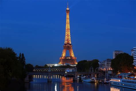 La Tour Eiffel De Nuit