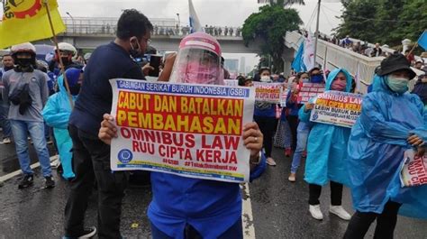 Demo Buruh Tolak Ruu Cipta Kerja Terus Berdatangan Di Gedung Dpr