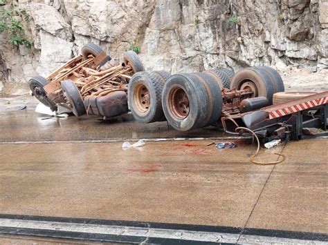 Caminh O Carregado De Combust Vel Tomba Na Serra De S O Vicente E Deixa