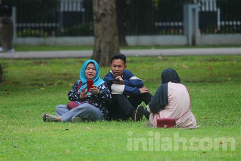 Foto Menikmati Libur Lebaran Di Taman Lapangan Banteng