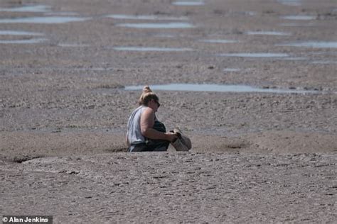 Moment Woman Gets Firmly Stuck Waist Deep In Thick Mud On Lake Hot Lifestyle News