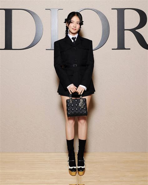 Jisoo diện xu hướng Thu Đông 2024 mới nhất đến show Dior Harper s