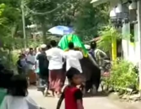 Viral Di Tiktok Warga Gotong Keranda Jenazah Kades Sambil Berlari