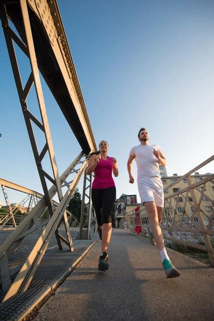 Deportes Urbanos Pareja Joven Sana Corriendo Por El Puente En La