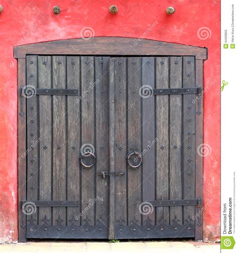 Vieja Puerta De Madera En Una Pared De Ladrillo Roja Foto De Archivo