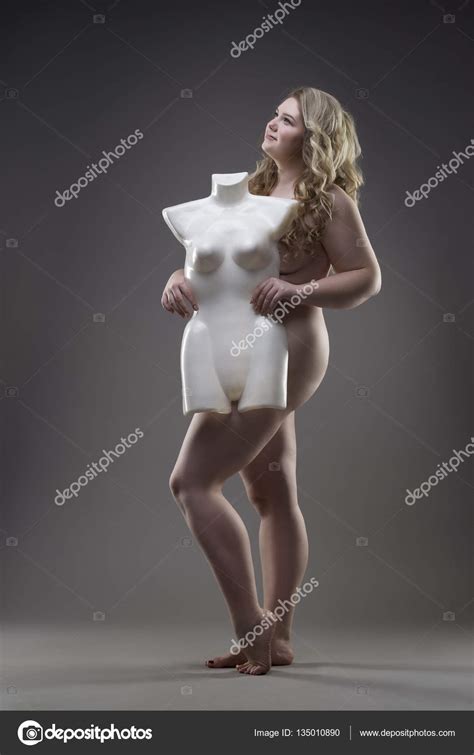 Jonge Mooie Blonde Naakte Plus Size Model Met Dummy Xxl Naakte Vrouw