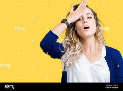 Sch Ne Junge Blonde Frau Ber Isolierte Hintergrund Mit Hand Berrascht Auf Dem Kopf F R Fehler