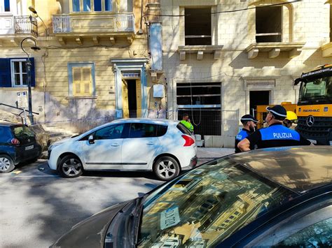 AĠĠORNATA Tnejn feruti wara li sfronda saqaf ta binja biswit sit ta