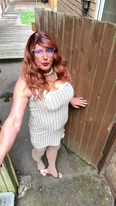 Kellycd MILF Sexy Amateur Masturbe Ma Grosse Bite De Tapette Et Jouit Dans Mes Collants