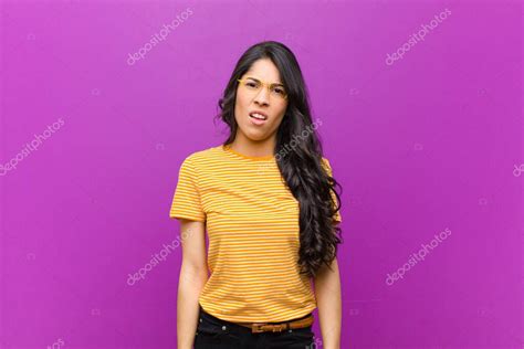 Joven Bonita Latina Sinti Ndose Desconcertada Y Confundida Con Una Expresi N Tonta Y Aturdida
