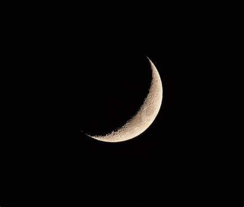 Luna En Fase Creciente Foto Premium