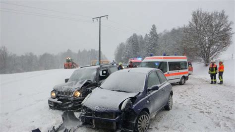 Penzberg Unfall Auf Schneeglatter Stra E