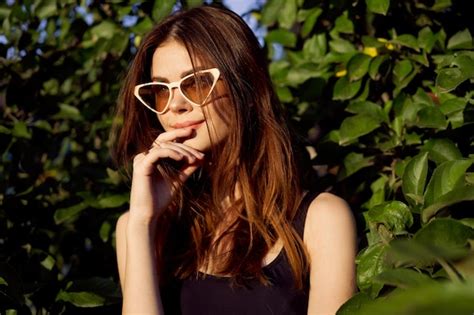 Premium Photo Young Woman Wearing Sunglasses Looking Away