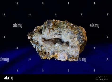 Crecimiento Cristalino Dentro De Roca Mineral Spera Hermosa Gema