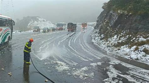 Cerca de 3 000 metros de la vía Papallacta cubiertos de nieve este domingo