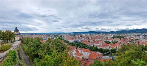 Cidade Velha E A Torre Do Rel Gio Famosa Atra O Tur Stica Em Graz