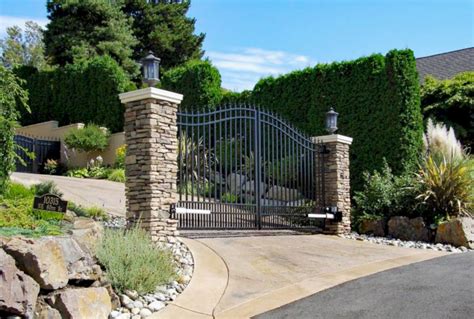 Outstanding 44 Beautiful Automatic Driveway Gate Ideas Driveway