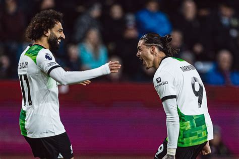 Liverpool vence Burnley e retoma liderança na Premier League