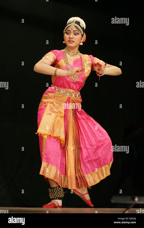 Bharatanatyam dance hi-res stock photography and images - Alamy