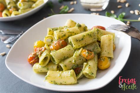 Rigatoni Al Pesto Con Tomates Cherry Fresas Y Aceite