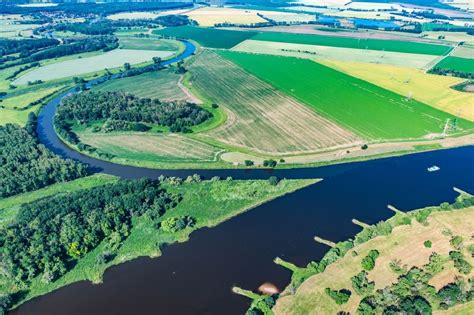 Barby Elbe Von Oben Uferbereiche Entlang Der Flu M Ndung Saale