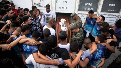 Corpo De Soldado Baleado Por Policial Sepultado Na Zona Oeste Do Rio