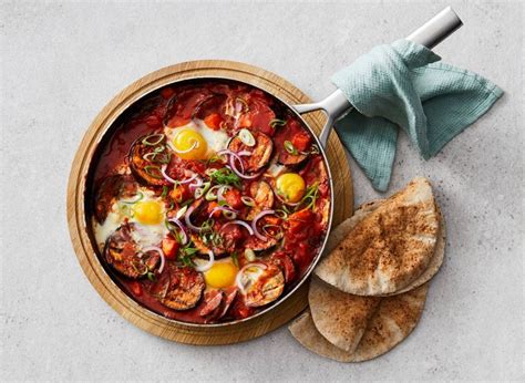 Gezonde Shakshuka Met Aubergine Paprika Tomaat En Volkorenpita Recept