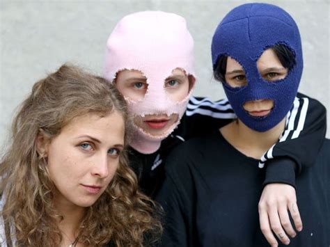 La fuga de película de la líder de la banda Pussy Riot escapa de Rusia disfrazada de rider