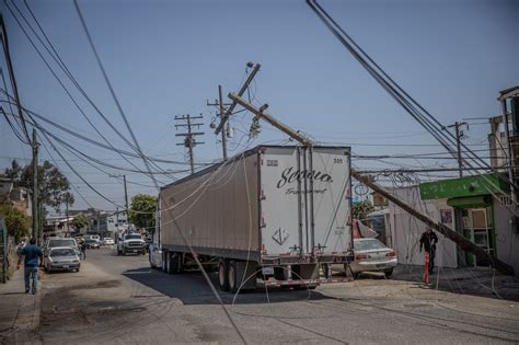 Derriba camión de carga cuatro postes de electricidad ESQUINA 32