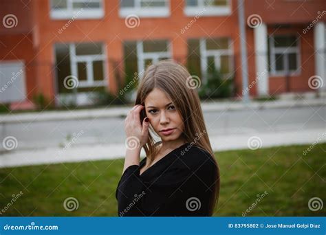 Jolie Fille Blonde Avec De Longs Cheveux Photo Stock Image Du