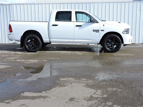 New 2019 Ram 1500 Classic Express Blackout Crew Cab 4x4 5 7l Hemi V8 Back Up Camera