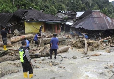 Bangladesh Rivers Break Their Banks, Forcing 400,000 to Flee Homes ...