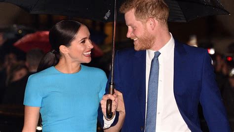 Meghan Se Vratila U London U Haljini S Potpisom Victorije Beckham