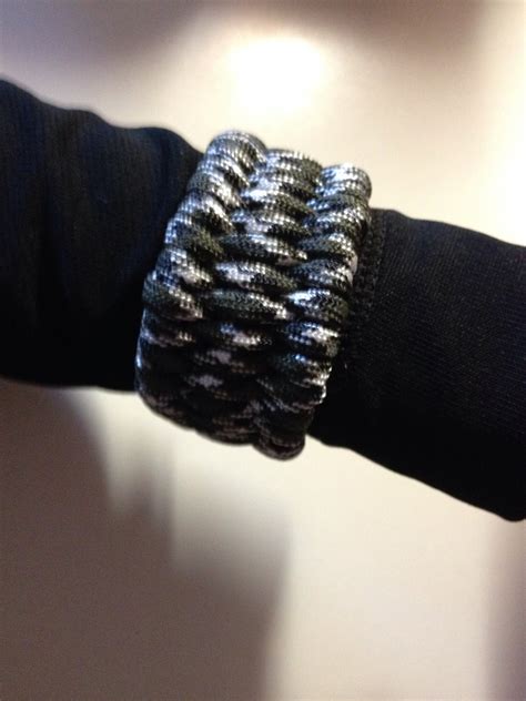 Ultra Paracord Bracelet : 4 Steps - Instructables