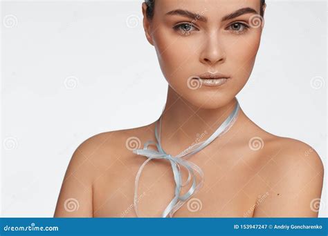 Ritratto Di Bella Donna Con Capelli Raccolti E Le Spalle Nude E Con Un Nastro Intorno Al Suo