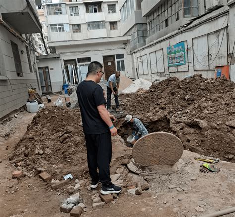 区住建局开展老旧小区改造项目专项督查施工检查工地