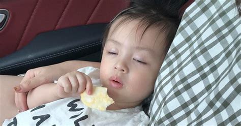 Clip cưng nhất ngày Khi hot girl Cam Cam thể hiện tuyệt kĩ mắt cứ ngủ và miệng cứ ăn