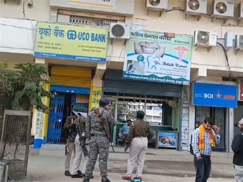 Robbery Of Around Rs 5 Lakh From Mahindra Finance Bank In Broad