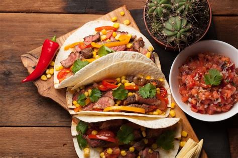 Tres tacos mexicanos con carne de res de mármol Angus negro y verduras