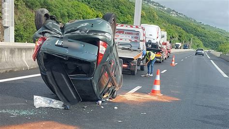 Accident Sur La Route Des Tamarins Une Voiture Se Retrouve Sur Le