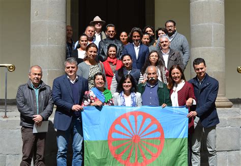 La Mesa Del Parlamento De Canarias Recibe A La Comunidad Gitana De