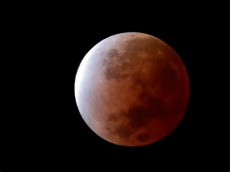 Uêba As fascinantes imagens do eclipse lunar parcial mais longo em