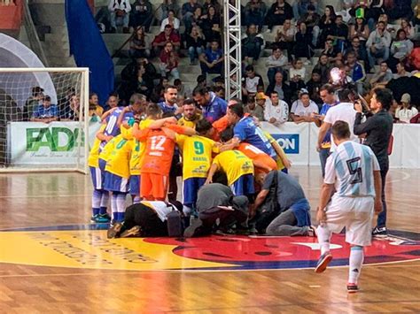 Brasil vence Argentina e conquista primeiro título mundial de futsal