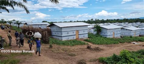 Photo De La Semaine Des Fonctionnaires Se Servent Sur Des Maisons