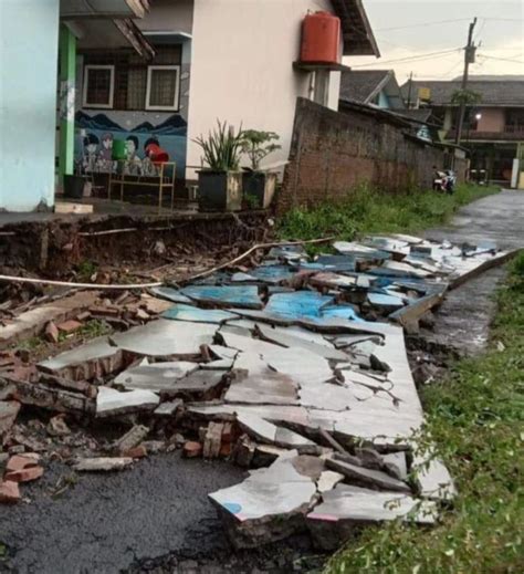 Hujan Deras Dan Angin Kencang Di Sleman Tembok Sd Roboh