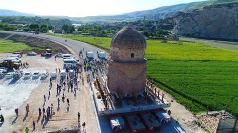 Tarihi Zeynel Bey Türbesi yeni yerine taşındı