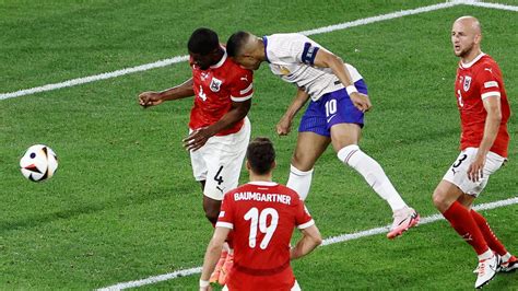 Foto Momen Benturan Keras Kylian Mbappe Dengan Pemain Austria